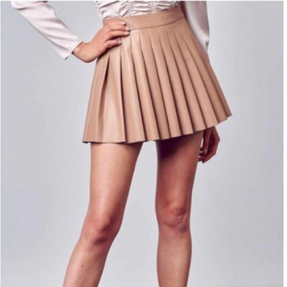 Pleated Vegan Leather Mini Skirt‎ in Latte